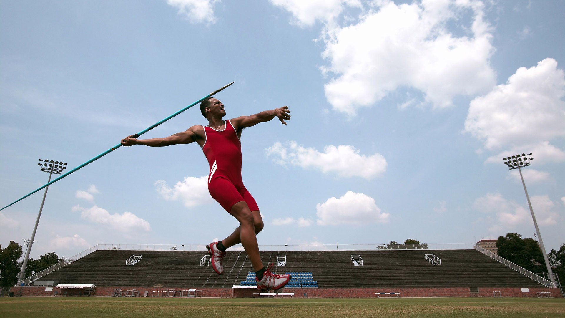“举重赛事：高新体育中心赛场见证选手不屈的意志与爆发力”